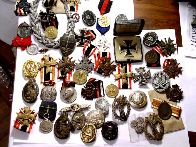 Антиквариат - значки, награды, медали - один из самых ходовых товаров на рынках антиквариата.
