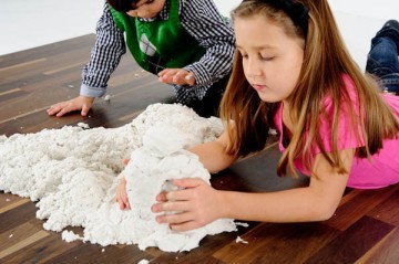 Домашний снег отличная забава для детей и взрослых.